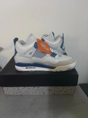 Air Jordan 4 military blue  - Säljer ett par Jordan 4 military blue i storlek 42,5. Skorna är ( helt nya och äkta) undra ni något så bara skriv