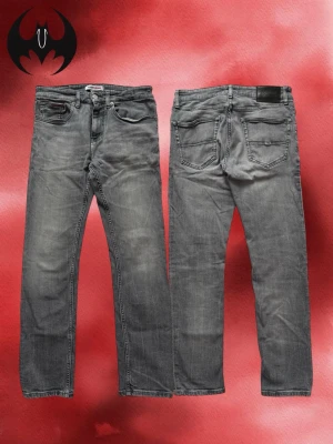 Vintage straight Tommy Hilfiger Jeans - Säljer ett par Vintage Tommy Hilfiger straight Jeans i storlek W28 L32 | Mycket bra skick | Midja: 37cm Höjd: 24cm Lår: 22cm Innerben: 77cm Längd: 100 Benöppning: 14 | Lägg endast bud med avsikt att köpa, inga fördröjning! 2