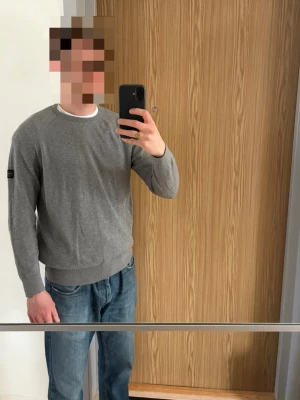 Barbour tröja - Barbour International tröja i fint skick i storlek M. Kan mötas upp i Stockholm eller frakta på köparens bekostnad. PM vid frågor! 