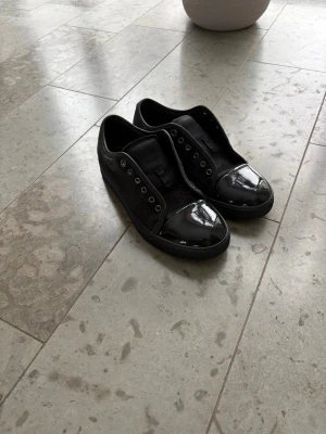 LANVINS  - Hej! Jag säljer ett par lanvins då dem är försmå.          Storlek 42 Skick 9/10 det är en lite röd prick på glansen men ingen man märker så jättemycket. Kom privat om du vill veta mer! Snören får du med👍🏽