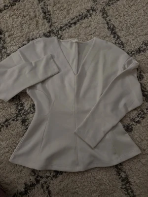 Vit figursydd långärmad med v-ringning från H&M - Jättefint skick, sitter jättefint! 