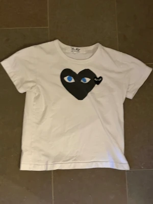 Cdg T-shirt  - Cdg T-shirt i skick 9/10 inga defekter eller liknande. Storlek S passar någon runt 170.  Skriv för fler bilder. 