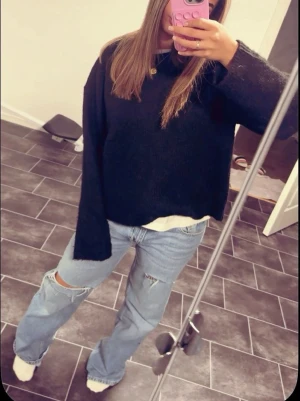 Ljusblå baggy jeans med hål - Säljer ett par ljusblå baggy jeans med slitningar och stora hål på knäna. Jeansen har en avslappnad passform och raka ben, perfekta för en chill och trendig look. Inga synliga loggor eller märken. Passar dig som gillar streetstyle och oversized.