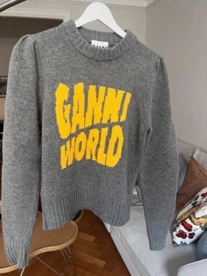 Ganni - SUPER Snygg grå stickad tröja från Ganni med coolt gult. Tröjan har dessvärre blivit förliten för mig. 