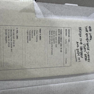 Vita Golden Goose Super-Star sneakers - Snygga vita Golden Goose Super-Star sneakers med grå detaljer och mörkblå häl. Klassisk låg modell med stjärndetalj på sidan och grå skosnören. Perfekta för dig som gillar stilrena och trendiga sneakers med en sportig vibe.