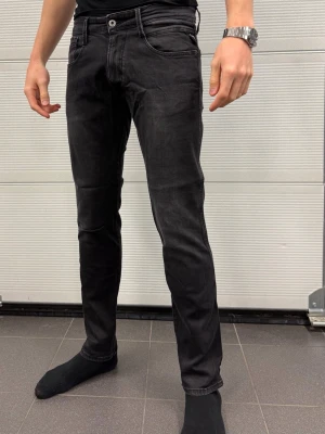 Replay anbass  - Ett par jeans från replay modell anbass i väldigt fint skick använd 2-3 gånger. Size 33/32 sitter mer som 32/32! Hör av er vid frågor! Modellen är 188 och väger 76kg