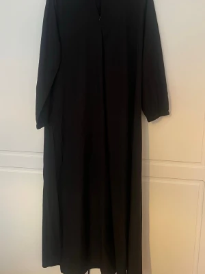 Svart abaya  - Svart ny abaya i storlek M 🖤