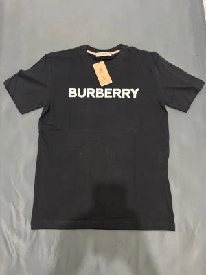 T-shirt från Burberry - Tjena folket🔥Har en riktigt skön burberry T-shirt som är helt ny och produkten talar verkligen för sig själv🥂 Har även en vit variant av samma T-shirt så det är bara gå in i vår profil😉
