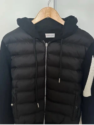 Moncler cardigan - Svart moncler jacka är i bra skick pris kan diskuteras 