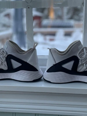 Nike Air Jordan 1 Low Vit/Svart Strl 42.5 - Nike Air Jordan 1 Low i vit med svarta detaljer (881465-100), storlek 42.5. Klassisk silhuett med läderöverdel och ikonisk design. Rengjorda och i gott skick med normala användningsspår. Ingen box. Se bilder för skick.