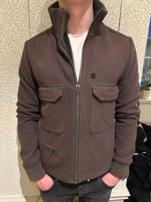 Vår jacka  - Säljer denna tvär snygga jacka perfekt inför våren. Modellen är ca 180 cm lång och väger 73 kg. Tveka inte på att kontakta mig vid minsta fundering🤌