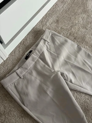 Beige kostymbyxa från Bikbok  - Endast testade 