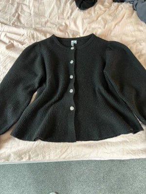 Veromoda kofta  - Säljer en svart stickad kofta från Veromoda. Aldrig använd endast provad. Figursyd i midjan. Storlek M.