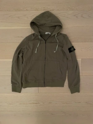 Stone Island Zip Hoodie - Säljer min gröna Stone Island zip-hoodie. Köpt på cettire.com för 3700. Mitt pris: 1499. Pris går att diskutera. Skriv för fler frågor och bilder. Kvitto has (en av få äkta på Plick)