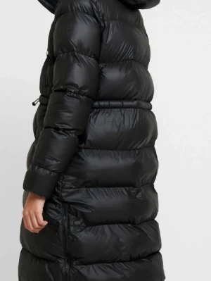 Svart lång dunjacka från Hunter XS - Snygg svart lång dunjacka från Hunter med huva och dragkedja framtill. Jackan har flera praktiska fickor med dragkedja och justerbar midja. Perfekt för kalla vinterdagar tack vare det tjocka dunfodret och den långa modellen.