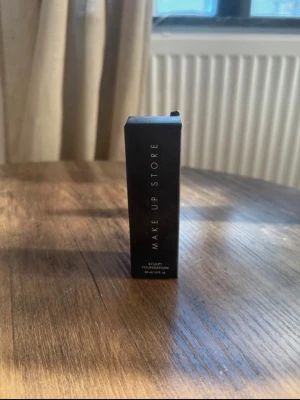 Make Up Store Sculpt Foundation ”coconut” - Make Up Store Sculpt Foundation ”coconut” 30 ml. Oanvänd med kartong, kartongen är dock skadad enligt bilder