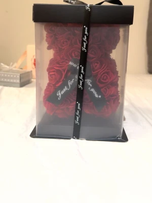 Rosnalle/Nallebjörn av röda rosor - Ny rosnalle – perfekt present 🌹🧸 Säljer en vacker rosnalle i nyskick, fortfarande oöppnad i originalförpackning. En uppskattad och romantisk present som håller länge. Funkar bra som dekoration också!  Finns i Malmö men kan även frakta.