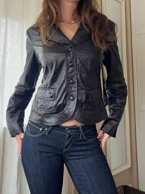 Svart skinnjacka black leather jacket - Jacka läderimitation. Jag bär vanligtvis storlek 36. Jackan är i 100% polyseter och därför väldigt skön och lätt. 