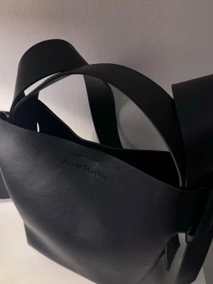 Acne studio musubi mini - Minimalt slitage och helt utan skador. Stora bandet och Dustbagen ingår 