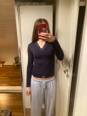 Marinblå tröja från Gina Tricot med spets - En jättebekväm långärmad tröja från Gina Tricot med fina spetsdetaljer. Köpt från Gina Young stl 158-164. Använd endast ett fåtal gånger och har inga skador eller nåt. Skriv gärna vid frågor!