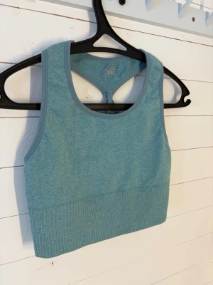 Blå sport-bh - Ljusblå sport-bh från lager157, i storlek M. Säljer fler produkter från samma serie. Hör av dig om du undrar något!