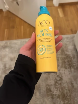 ACO Sun Mousse SPF 30 - ACO Sun Mousse SPF 30 är en solskyddsmousse i gul och blå förpackning. Moussen är anpassad för känslig hud och ger intensiv återfuktning. Enkel att applicera och vattenresistent, perfekt för dig som vill skydda huden mot solen.