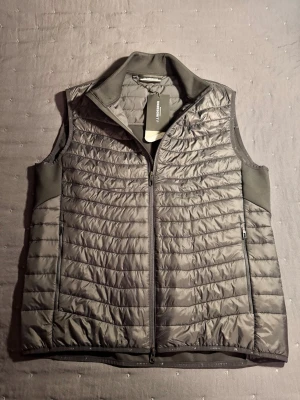 J.Lindeberg väst - Säljer nu min J.Lindeberg golfväst eftersom den var för stor för mig. Den är endast testad. Prislapp sitter kvar. Perfekt inför golfsäsongen. Hör av er vid frågor.