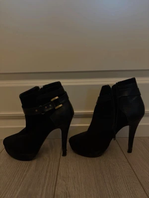 Svarta klackar  - Snygga svarta klackar från 2000s