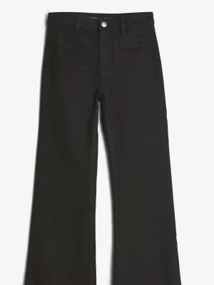 Svarta Jeans bikbok  - Svarta bootcut jeans från Bikbok. De har fickor framme och sitter fint på. De är i storlek 24/30. Och motsvarar Xs. De passar perfekt på mig och jag är 160cm och bär xs vanligtvis. Säljer då jag redan har likadana i en större storlek