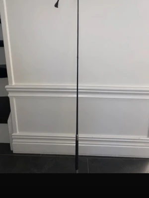 Svart ridspö med silverdetaljer - Säljer ett svart ridspö med greppvänligt handtag och silverfärgade detaljer. Perfekt för dig som rider och vill ha ett stilrent och funktionellt tillbehör. Lätt och smidigt att använda. Har någon liten repa som knappt märks av.