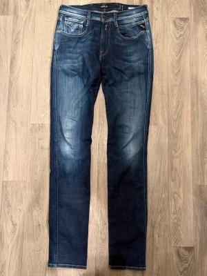 Replay Anbass Mörkblå W31/L36 - Slim Fit - Mycket fint skick. Mått - Midja: 40,5cm, Ytterbenslängd: 114,5cm, Benöppning: 15cm. Modellen är 185cm & 63kg. Hör av dig vid funderingar!🤝