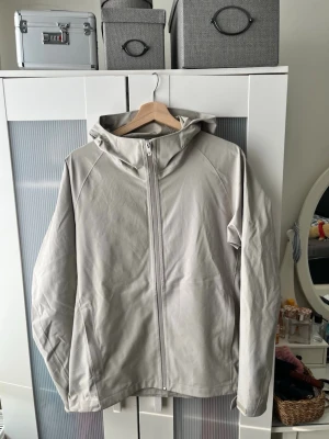 Uniqlo blocktech parka / vindjacka / regnjacka - Jätte fin windbreaker från Uniqlo Storlek M på lappen I ny skick Grå färg  Går inte att få tag på längre  Skicka meddelande vid några funderingar Kolla gärna även in mina andra annonser