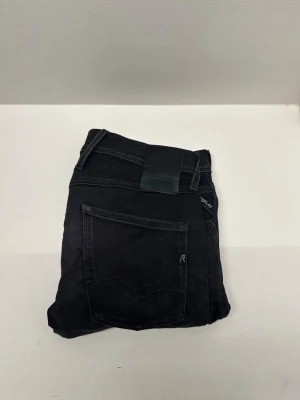  Replay jeans - Säljer nu dessa snygga svarata Replay jeans. Skriv vid frågor eller pris.