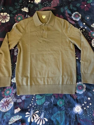 Långärmad pikétröja - ARKET - Långärmad pikétröja i olivgrön storlek XS, passar även s skulle jag säga. Inköpt hos ARKET i Stockholm. Fint skick, inget att anmärka på. Skriv gärna vid frågor!