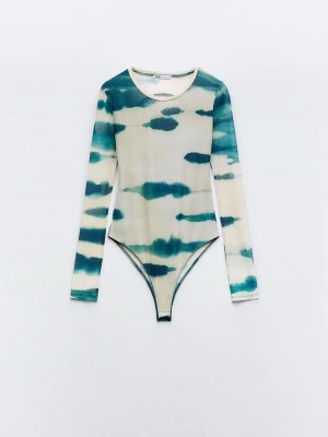 Body Zara  - Trendig body från Zara med lång ärm och rund halsringning 🙌🏼 Mönstret är tie-dye i grönt och beige passar perfekt till ett par jeans eller kjol 💗bodyn är ny med prislapp på 🥰