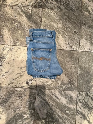  Nudie Jeans - Säljer ett par nudie jeans som är använde 1 gång och ser ut som nya. Det är i en slim model nypris 1800kr mitt pris 499kr. W26 L30
