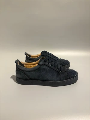 Christian Louboutin skor  -  Christian Louboutins.                                           Storlek 43.                                                                      Äktahets garanti .                                                               Skador vid hälen/1 nit borta 