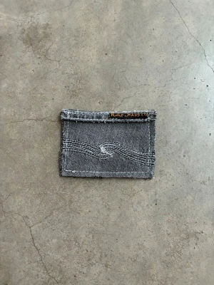 Jeansplånbok - Dropp 6  Handsydd plånbok i vintage jeans. Varje exemplar är unikt med snygga detaljer. Plånboken håller flera kort utan att dem åker ut. Små variationer i färg och struktur visar på plaggets tidigare historia💙  Tiktok: Jeanius.bc