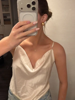 Champagne färgad body  - Säljer en jättefin siden body i storlek S💘