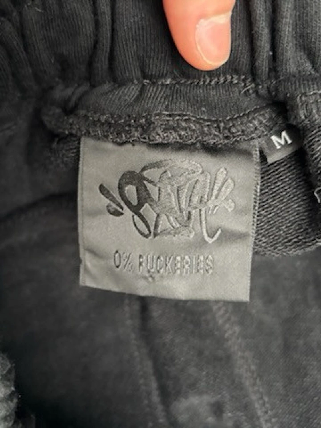 Svarta shorts med graffiti-tryck - 2