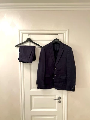 Oanvänd Lawrence Grey 52 kostym Linne marinblå nypris 4000kr - Säljer en elegant marinblå kostym från Lawrence Grey.  Nypris: 4 000 kr Mitt pris: 1 695 kr  Helt ny och oanvänd, i perfekt skick. Storlek: 52 Material: Linne (luftigt och svalt – perfekt för sommar, bröllop och student).  Passar utmärkt till student, examen, bröllop, bal eller kontorsjobb. Klassisk marinblå färg som alltid fungerar.  Kan fraktas eller provas i Sollentuna. Fler kostymer finns i andra storlekar och märken. Hör av dig vid intresse!