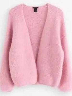 Ljusrosa fluffig kofta - Supermjuk och fluffig ljusrosa kofta med öppen front och avslappnad passform. Perfekt för lager-på-lager och ger en mysig vibe till din outfit. Långa ärmar och lätt oversized känsla.