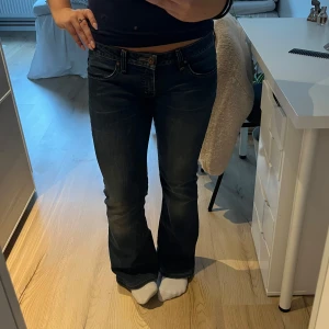 Lågmidjade jeans från Big Star - Snygga mörkblå jeans från Big Star med bootcut passform och låg midja. De är väldigt låga i midjan, därför även ganska vida i midjan eftersom de sitter lågt. Så snygga och knappt använda av mig!!