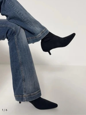 Svarta klackskor - Säljer dessa svarta klack skor i storlek 38. Använda ungefär 2 gånger då jag kommit fram till att dom är för stora 😅 Så sköna klackar verkligen. Dom är ifrån Nelly och jag hade gissat på att dom är kanske 5 cm höga.