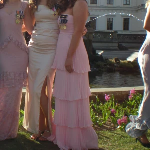 Jättefin rosa balklänning - Så fin balklänning från Lulus!! Vill antingen sälja eller BYTA TILL S! Skriv gärna innan du köper!