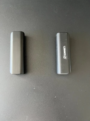 Två svarta powerbanks USB. En för 100kr eller 2 för 170kr! - Säljer två smidiga svarta powerbanks, en med Connect-logga. Båda har USB och micro-USB-portar och är tillverkade i plast med en stilren, avlång design. Perfekt för att ladda mobilen eller andra prylar när du är på språng.