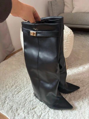 Svarta höga stövlar  - Populära höga stövlar från Lululia som inte kommer till användning! Fåtal använda!