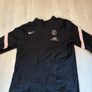 PSG ziptröja M - PSG-ziptröja med rosa detaljer. Måttligt använd.