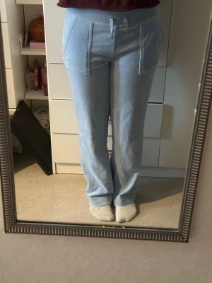 Ljusblå juicy byxor❣️ - Säljer ett par ljusblå juicy byxor som jag haft ett tag men inte använder längre!❣️ De är uppklippta men går att öppna upp igen! De har små fläckar där bak vid benen men inget som märks mycket❣️