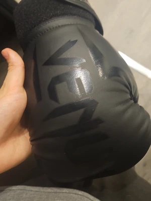 Boxnings handskar - Venum boxnings handskar i 12oz. Använda max 5 gånger. Luktar ingenting.